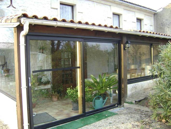 Gîte pour 2 personnes, avec terrasse ainsi que piscine et vue à Champagnolles