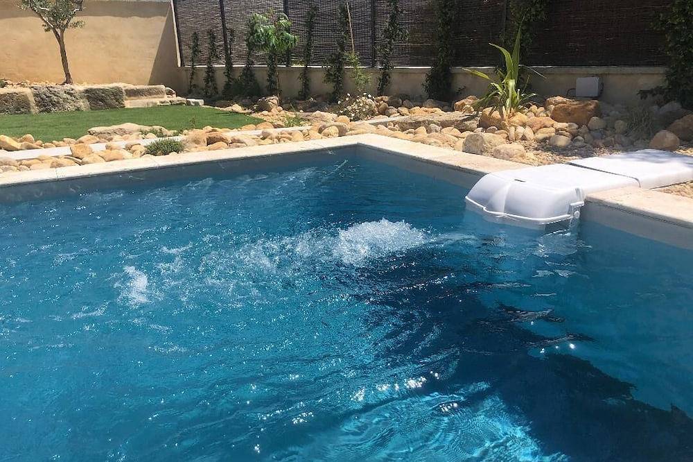 Small air-conditioned villa with heated swimming pool in Saint-Roman-de-Malegarde, Vaucluse