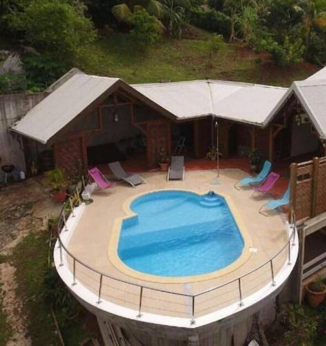 Appartement de vacances pour 5 personnes, avec terrasse et jardin ainsi que piscine et vue