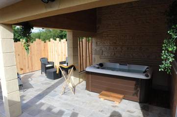 Gîte pour 2 personnes, avec terrasse et jacuzzi à Marmande