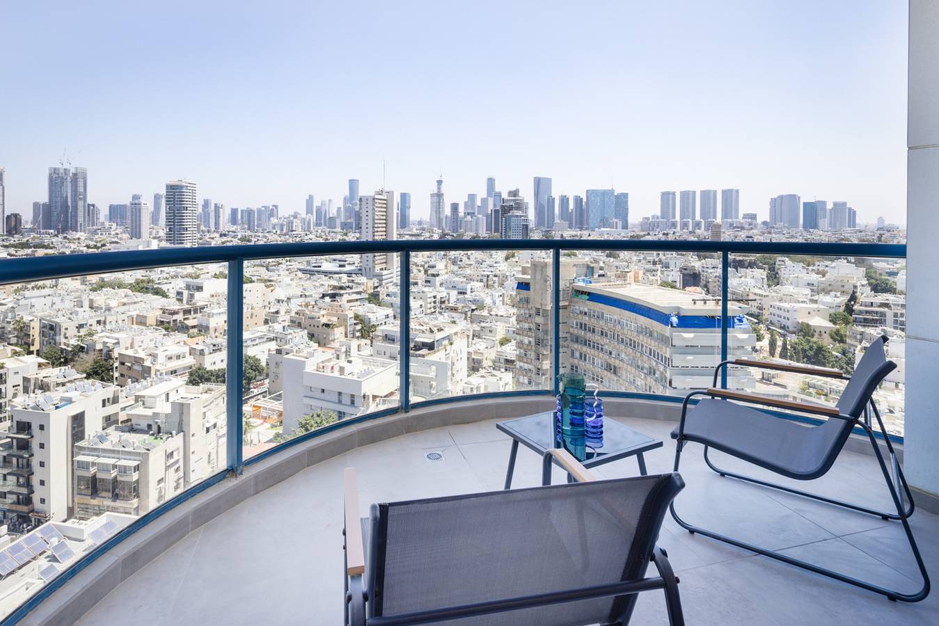Apartamento entero, Spacious Studio Apt w Sea View 2 min from Beach in Tel Aviv, Distrito de Tel Aviv