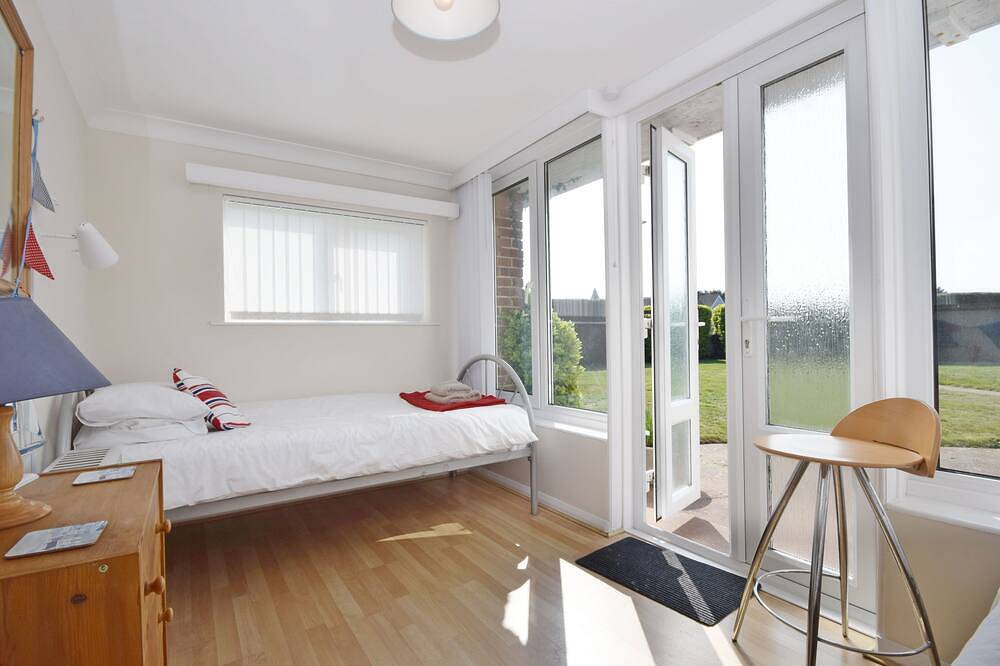 A family house that sleeps 6 guests  in 3 bedrooms in West Wittering, West Sussex