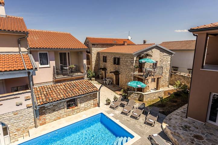Ferienwohnung für 4 Personen, mit Balkon/Terrasse und Pool - 1