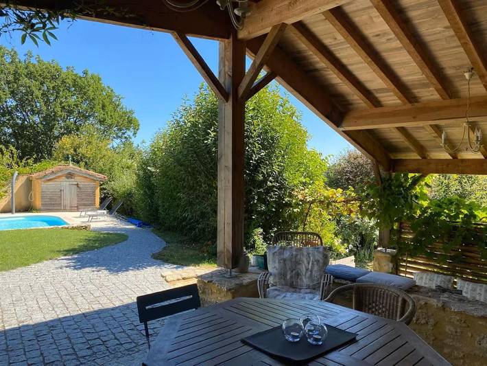 Location de vacances pour 3 personnes, avec vue ainsi que piscine et jardin, animaux acceptés à Loubejac - 4