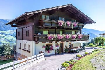 Ferienhaus für 24 Personen, mit Balkon und Garten in Uttendorf