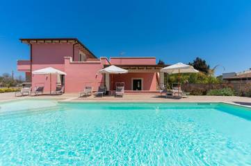 Cottage pour 10 personnes, avec vue et jardin ainsi que piscine et terrasse, animaux acceptés à San Cesario di Lecce