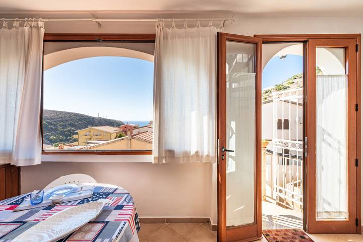 Appartamento intero, Appartamento 'Adriana's House' con vista mare, terrazza privata e aria condizionata in Buggerru, Costa Verde (Sardegna)