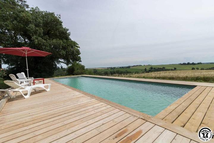Location de vacances pour 8 personnes, avec Terrasse ainsi que Jardin et Piscine dans Aurin