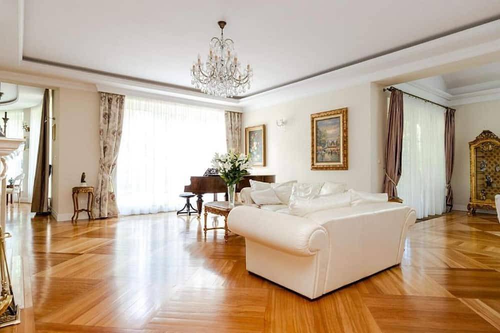 Large luxury villa with indoor pool 25 mins to central Warsaw in Mazóvia