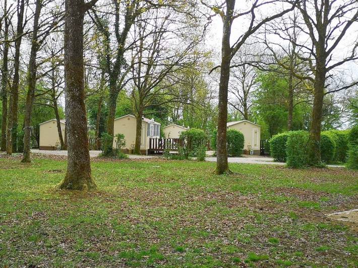 Parc de vacances pour 3 personnes, avec terrasse et piscine ainsi que bassin pour enfant et sauna, animaux acceptés à Saints-Geosmes - 4