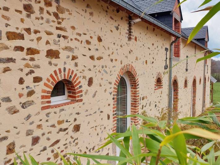 Nid Douillet avec Piscine Chauffée, Terrasse et Sentiers de Randonnée in Saint-Céneré, Mayenne