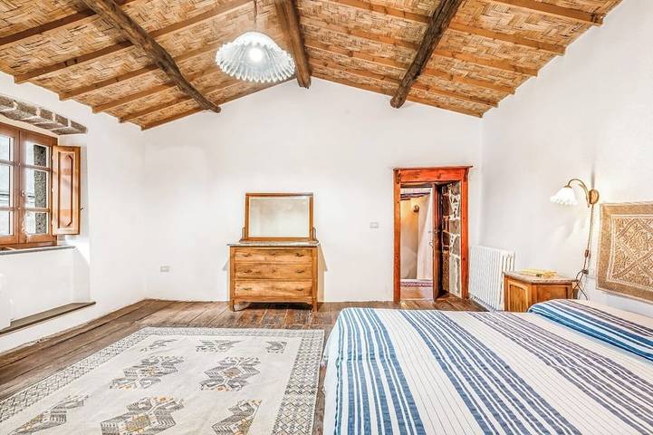 Bonita casa de pueblo reformada con terraza y dos baños. in Sèneghe, Cerdeña