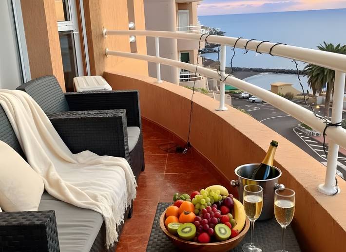 Entire apartment, Holiday Apartment 'Beautiful 3 Bedrooms Wifi Sea View' with Sea View, Wi-Fi and Air Conditioning in Radazul Bajo, El Rosario