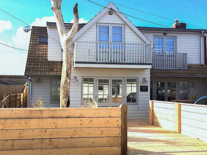 Beach house for 10 people, with garden and terrace as well as hot tub in Sussex