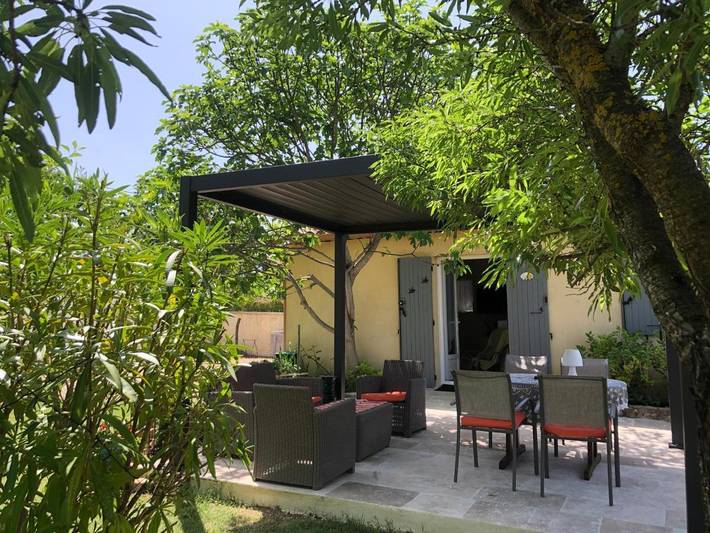 Location de vacances pour 2 personnes, avec vue ainsi que piscine et jardin à Villecroze - 3