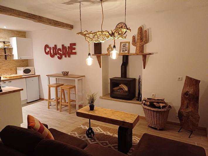 Gîte pour 4 personnes, avec piscine ainsi que vue et jardin, animaux acceptés à Montalembert
