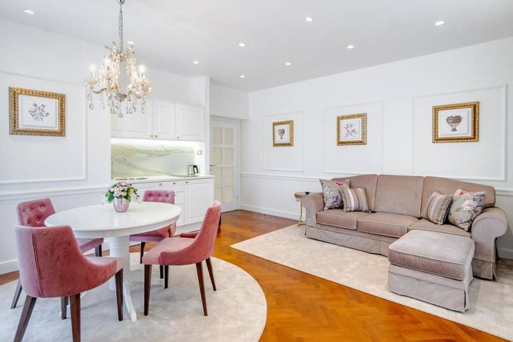 Alojamiento y desayuno para 6 personas, con vistas y terraza en Split