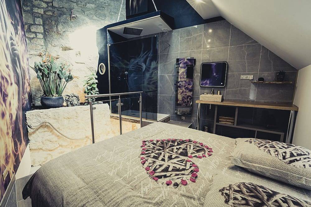 Apartamento entero, Loft with private jacuzzi, Centre Ville Pontoise in Pontoise, Valle del Oise