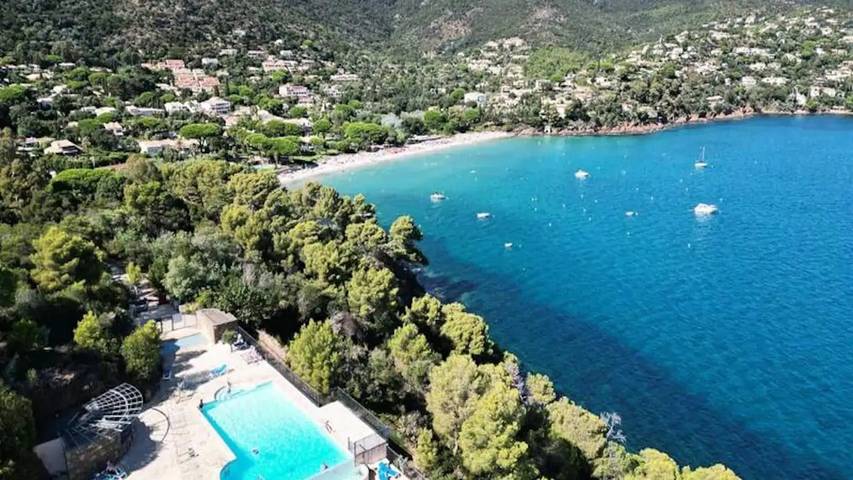 Gîte pour 6 personnes, avec Balcon et Terrasse ainsi que Jardin et Piscine dans Pramousquier - 2