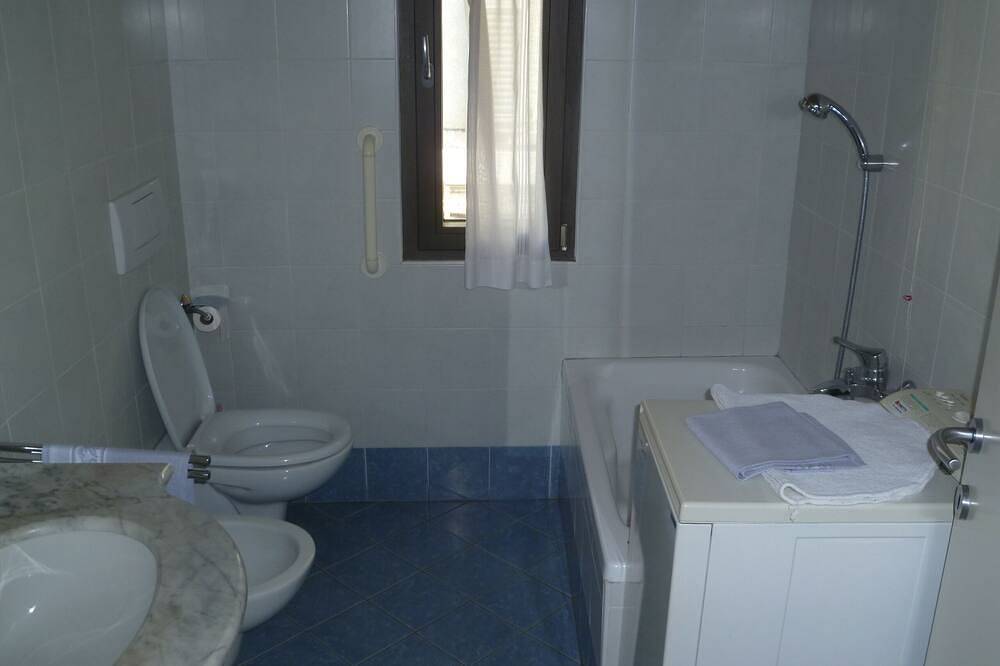 Auf 50 Meter vom See entfernt, in der Nähe zu allen Aktivitäten, Geschäfte, das historische Zentrum. in Lovere, Iseosee