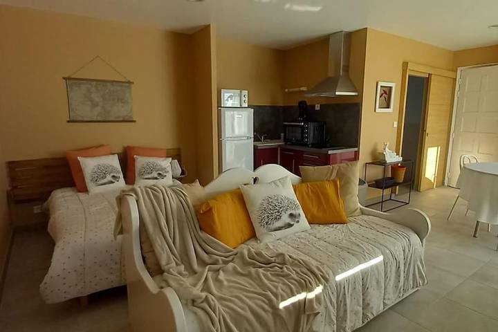 Gîte pour 3 personnes, avec jardin ainsi que vue et terrasse à Lespignan