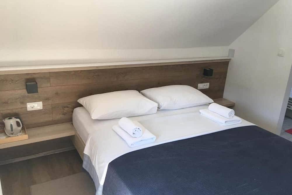 Guesthouse Family Bosnic - Duplex Family Room with Balcony - Gallery - 1 in Smoljanac, Plitvicer Seen