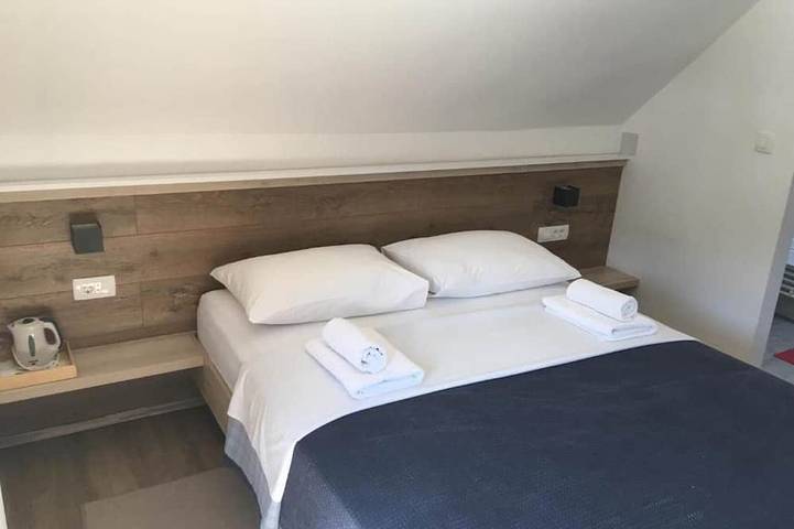 Guesthouse Family Bosnic - Duplex Family Room with Balcony - Gallery - 1 in Smoljanac, Plitvicer Seen