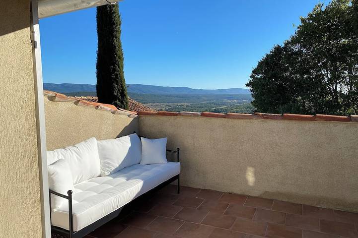 Location de vacances pour 8 personnes, avec terrasse et jardin à Fox-Amphoux