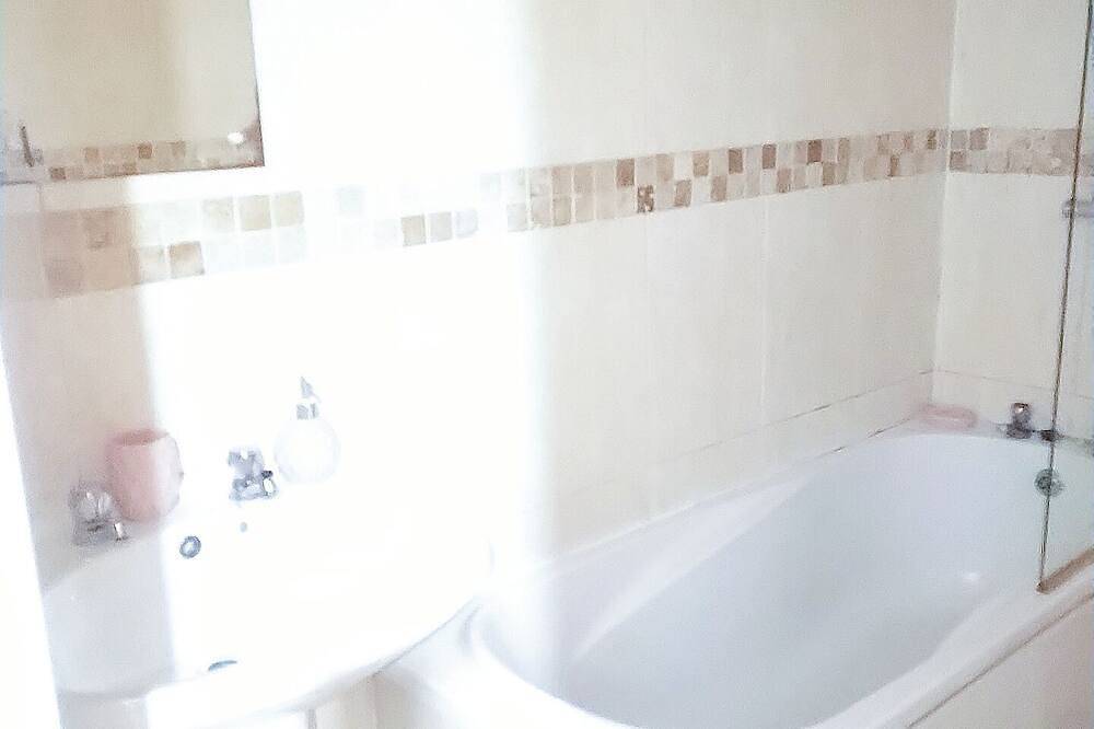 Entire apartment, Double Bedroom 5 minutes walk to Bradford University & Town Centre in Bradford, West Yorkshire