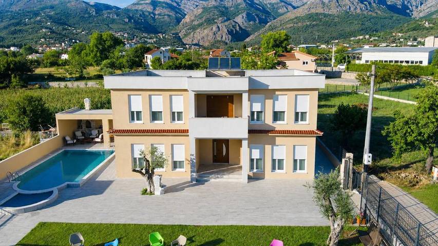 Gîte pour 8 personnes, avec Balcon et Terrasse ainsi que Jardin et Piscine dans Bar - 2