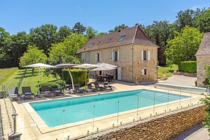 Gîte pour 14 personnes, avec Piscine à Anglars-Nozac