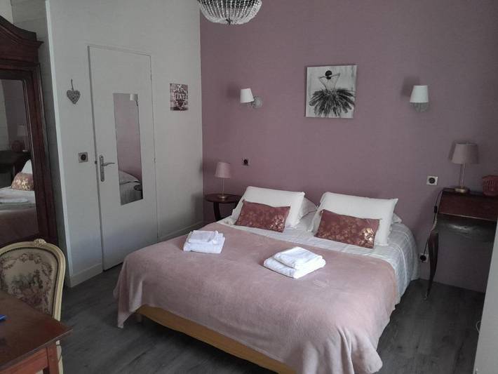 Hôtel pour 3 personnes, avec jacuzzi ainsi que jardin et piscine à La Chapelle-Aubareil - 2