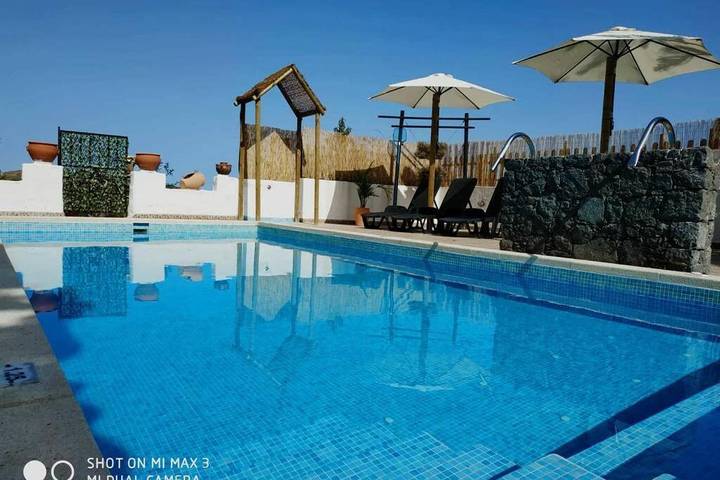Casa rural para 10 personas, con piscina además de vistas y jardín, Familias con niños en Santa María de Guía de Gran Canaria