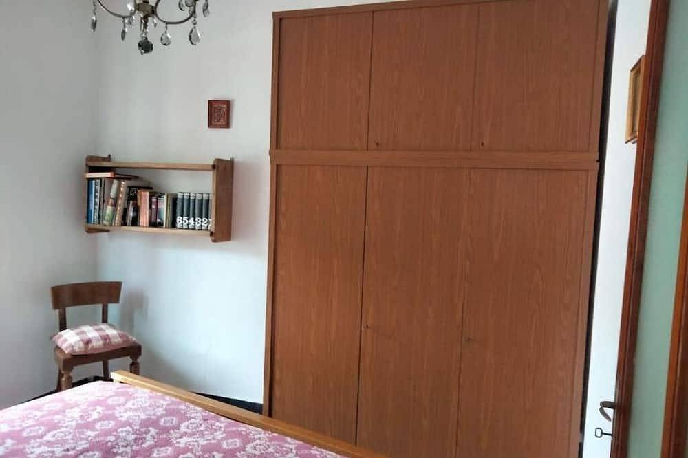 Grandma's House - Queen Room with Balcony in Casola in Lunigiana, Parco Regionale delle Alpi Apuane