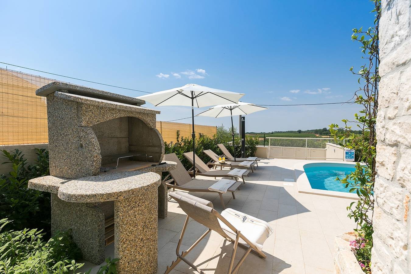 Komfortable neu erbaute Villa mit privatem Pool und Garten in einer ruhigen und friedlichen Umgebung in der Nähe von Porec, Haustiere erlaubt in Vizinada, Zentralistrien