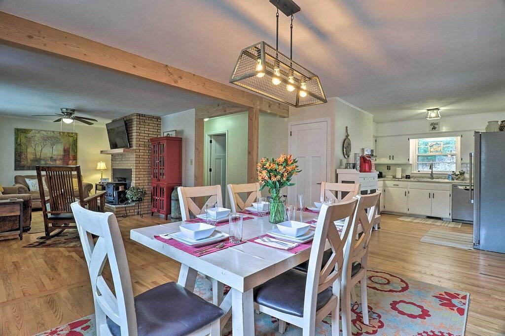 Fire Pit & Game Room: Family Home in Marshall in Madison County (NC)