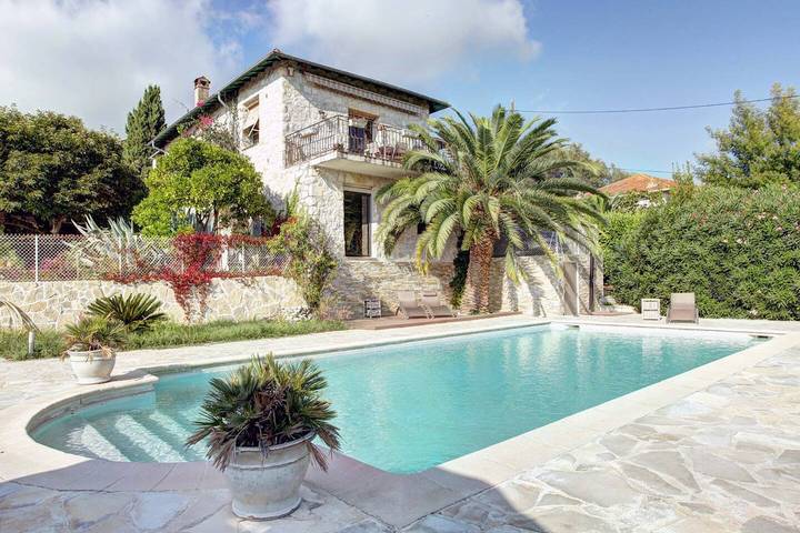 Gîte pour 3 personnes, avec piscine ainsi que terrasse et jardin