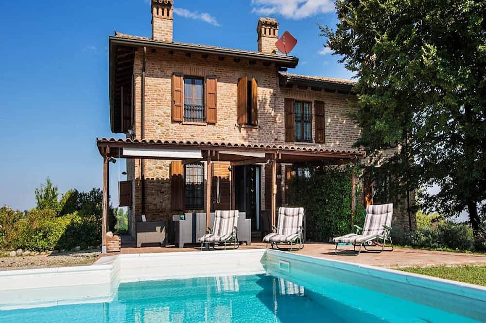 Casa de vacaciones soleada con piscina in Salsomaggiore Terme, Provincia de Parma