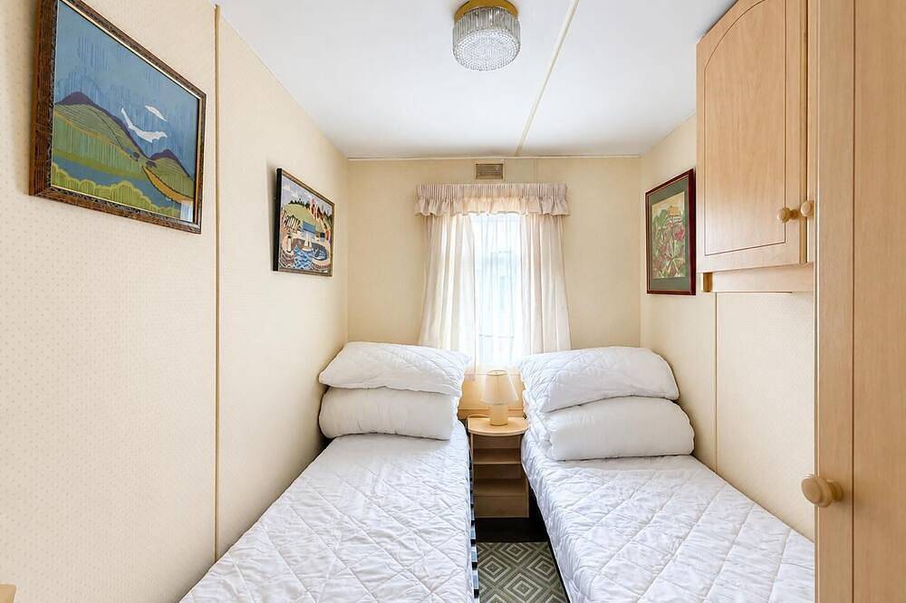 Charming 6 berth caravan with decking by the beach in Suffolk in Lowestoft, Sunrise Coast