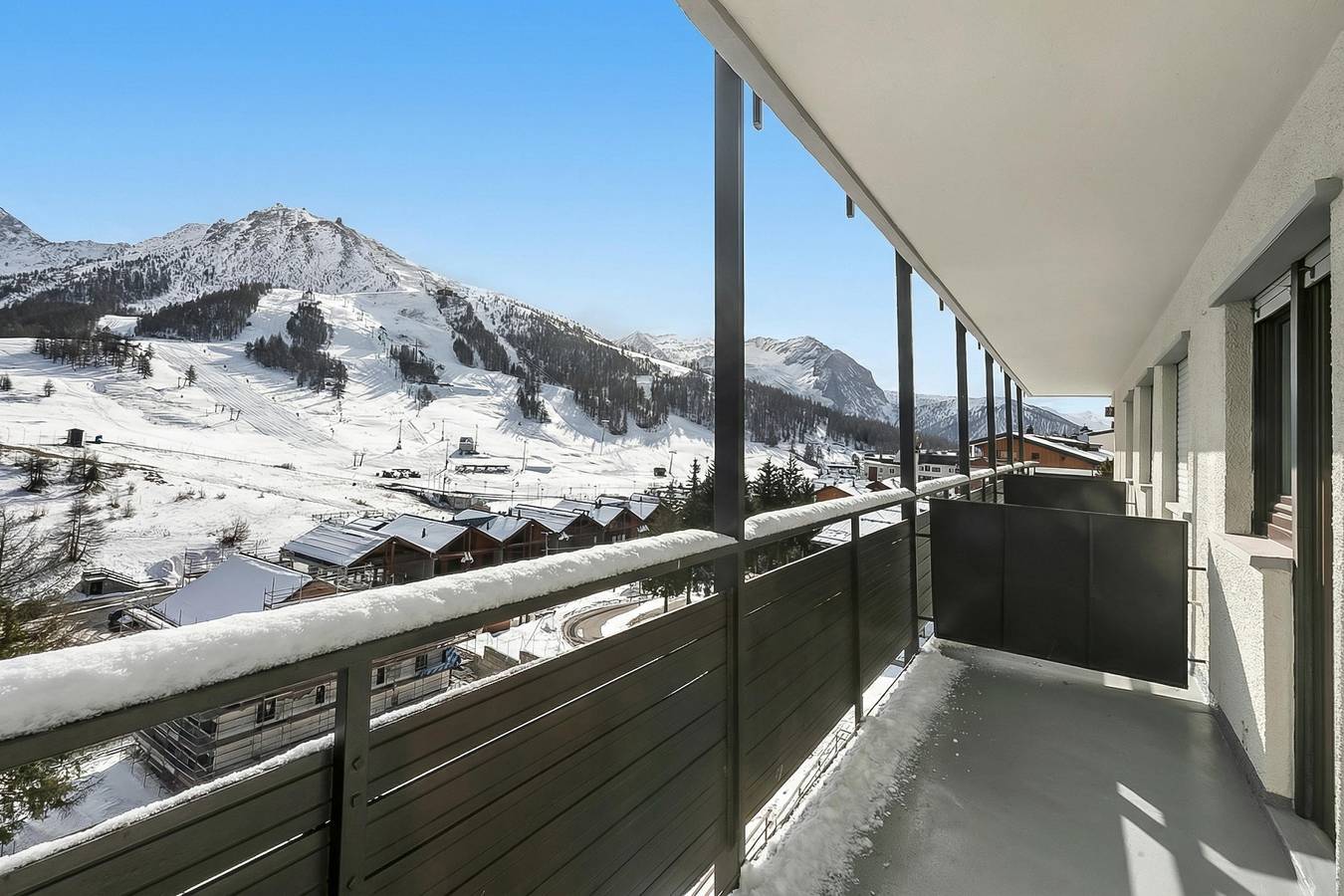 Ganze Wohnung, Studio Blue Petit with Mountain Balcony Views in Sestriere, Via Lattea