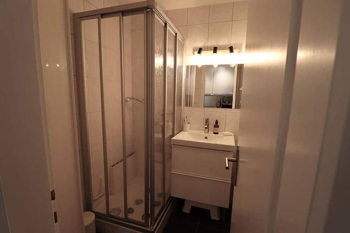Ganze Wohnung, Draußen: Wohnung im 3. Stock eines fünfstöckigen Gebäudes am Eingang des Dorfes, Aufzug, nach Süden in Saint Luc, Anniviers