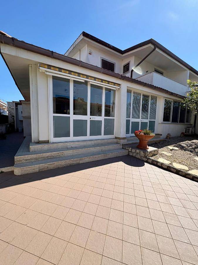 Villa per 5 persone, con Balcone e Terrazza nonché Giardino e Piscina a Cerveteri