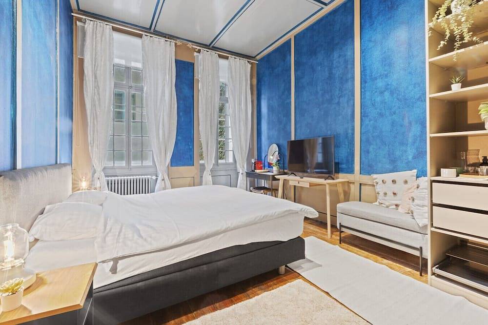 Entire apartment, Typical room in the old town of Freiburg in Fribourg, Canton of Fribourg