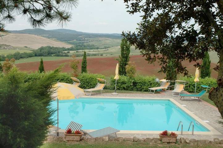 Ferienwohnung für 4 Personen, mit Terrasse und Garten sowie Pool und Ausblick