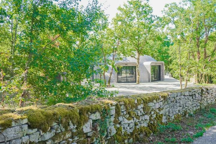 Gîte pour 6 personnes, avec vue ainsi que piscine et jardin à Chartrier-Ferrière