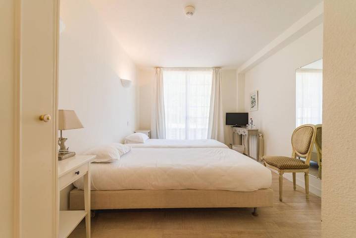 Hôtel pour 3 personnes, avec piscine et jardin à Vouillé - 3