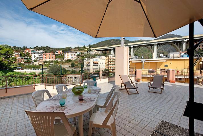 Appartamento intero, Appartamento 'Attico di Silvy e Kikka' con vista mare, terrazza e Wi-Fi in Arenzano, Riviera di Ponente