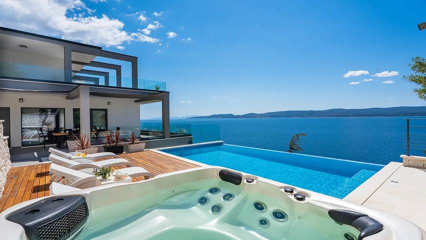 Villa pour 10 personnes, avec jacuzzi et balcon ainsi que piscine et jardin à Mimice