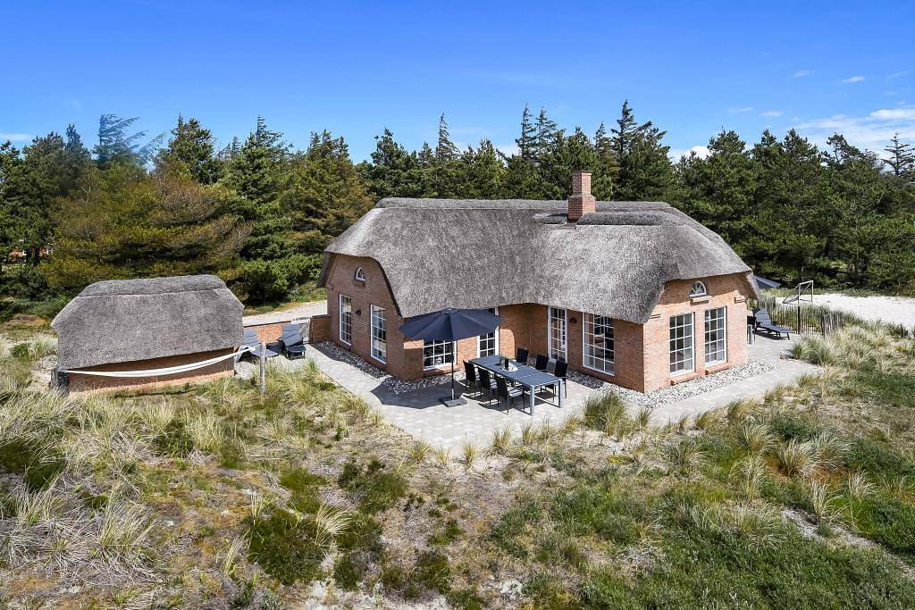 Quality house on the Danish North Sea - with great details and high-quality furniture in Ulfborg, Holstebro Region