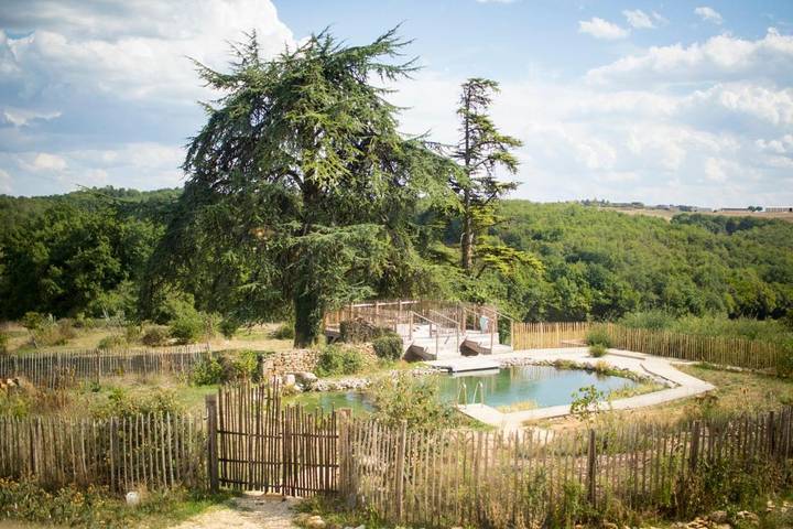Location de vacances pour 15 personnes, avec jardin ainsi que vue et piscine à Salignac-Eyvigues